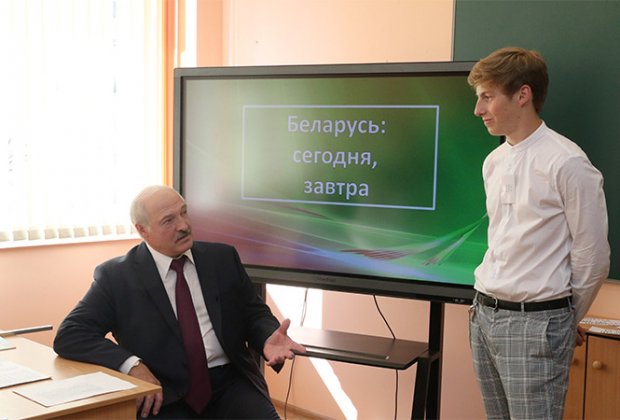 Lukashenko: «Maktablarda davlat mafkurasini qo‘llab-quvvatlamaydigan o‘qituvchilar bo‘lmasligi kerak»