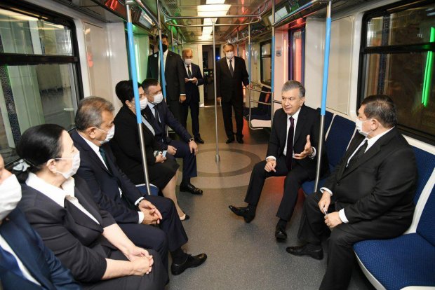 Prezident Toshkent metrosining Yunusobod yo‘nalishidagi yangi qurib bitkazilgan bekatlarini borib ko‘rdi (foto)