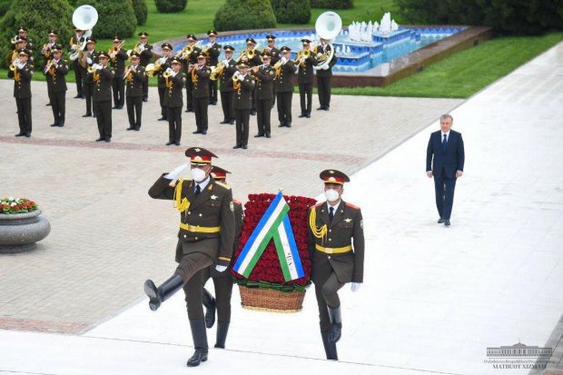 Президент Мустақиллик ва эзгулик монументи пойига гулчамбар қўйди (фото)