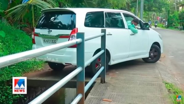 Toyota Innova’ni aql bovar qilmas joyga parkovka qilayotgan hindistonlik erkak (video)