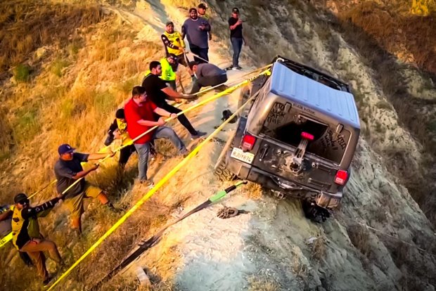 Тоғли велотрассага тиқилиб қолган Jeep Wrangler’ни қутқариш жараёни (видео)