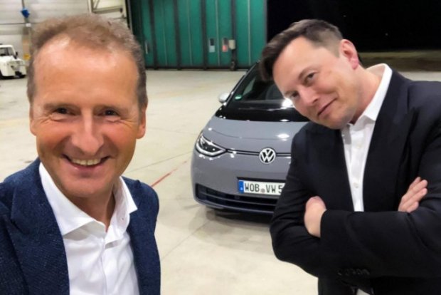 Volkswagen ID.3 электрокарини синовдан ўтказаётган Илон Маск (видео)