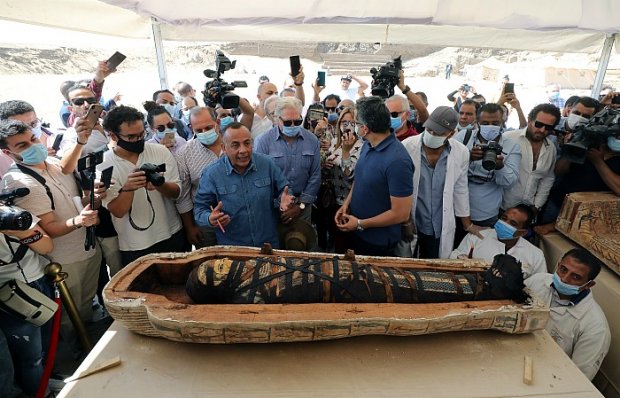Misrlik arxeologlar 2600 yillik sarkofagni jurnalistlar oldida ochishdi (video)