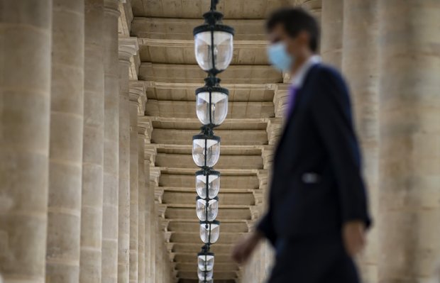 Франция қатъий карантин чоралари сабаб ойига тахминан 20 млрд евро зарар кўрмоқда