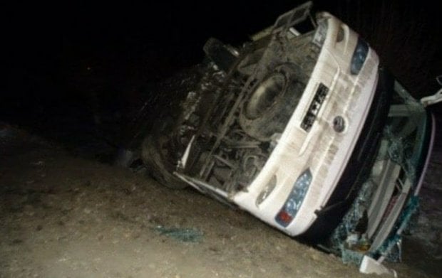 Samarqandda ichida 20 nafar yo‘lovchi bo‘lgan avtobus asfaltning sirpanchiqligi oqibatida ag‘darilib ketdi
