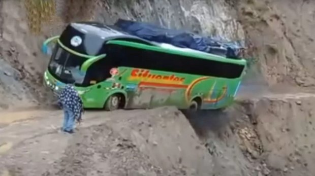 Peruda haydovchi avtobusni jarlikka tushib ketishidan qutqarib qoldi (video)