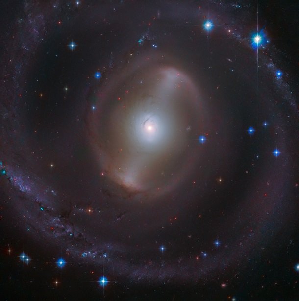 Hubble спиралсимон ёрқин галактикани суратга олди