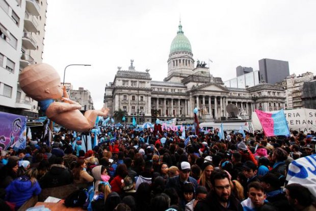 Argentina parlamenti abortni qonuniylashtirdi