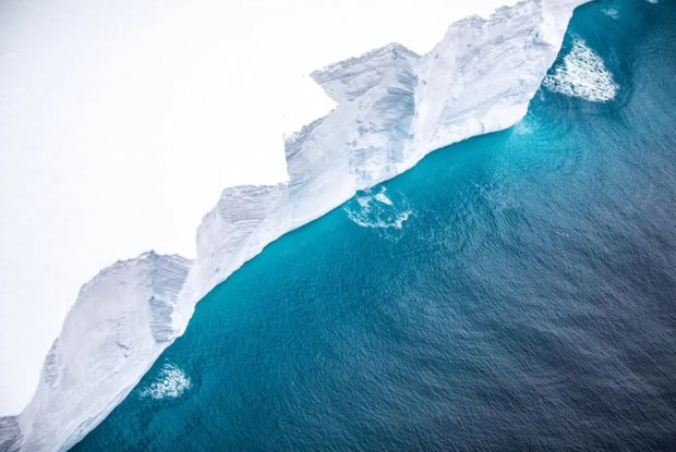 Uchuvchilar dunyodagi ulkan aysberg va uning shiddat bilan parchalanayotganini suratga oldi