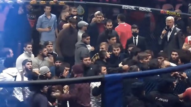 O‘zbekistonlik MMA vakili ishtirok etgan turnirda ommaviy mushtlashuv yuzaga keldi (video)