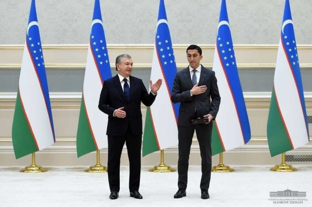 Shavkat Mirziyoyev O‘zbekiston milliy terma jamoasi sardori Odil Ahmedovni mukofotladi