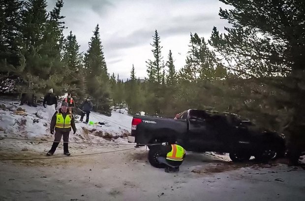 Музли тузоққа тушиб олган тўртта Toyota Tundra’ни қутқариш жараёни (видео)