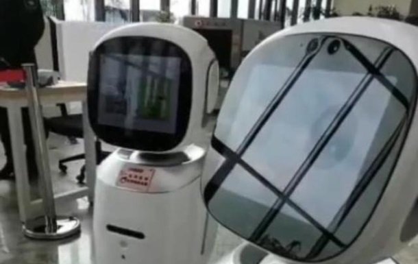 Xitoyda ikkita kutubxonachi-robot bir-biri bilan «urishib» qoldi (video)