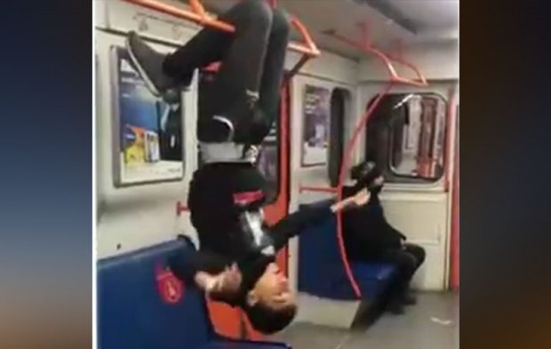 Toshkent metrosida vagon ushlagichlariga oyog‘i bilan osilib turgan yigitning shaxsi aniqlandi