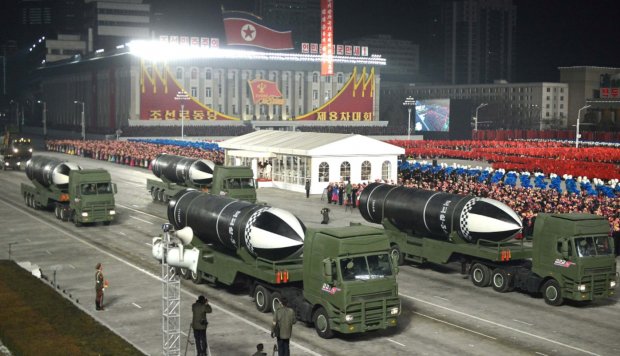 Shimoliy Koreya yangi suv osti raketasini namoyish qildi. Bu Bayden uchun chaqiruvmi?