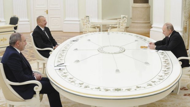 Кремлда «аср уруши»дан кейинги илк музокара бўлиб ўтди. Путин, Алиев ва Пашинян нималарни гаплашди?