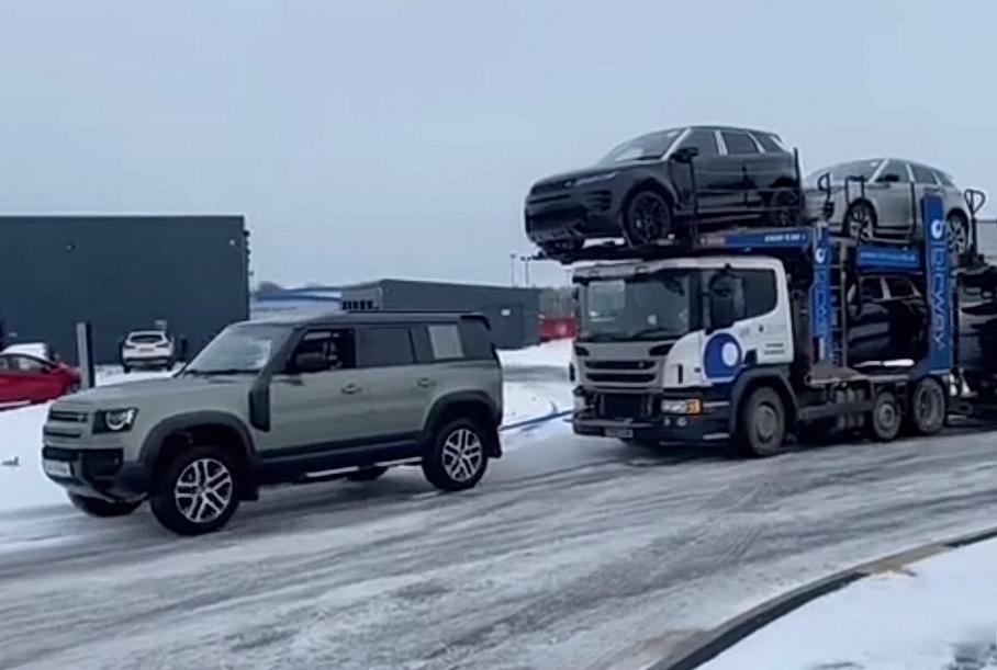 Muzlagan tepalikka 40 tonnali furani tortib chiqayotgan yangi Land Rover Defender