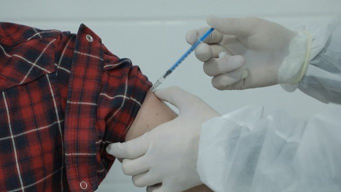 Ўзбекистонда кимлар коронавирусга қарши вакцина билан биринчи навбатда эмланади?