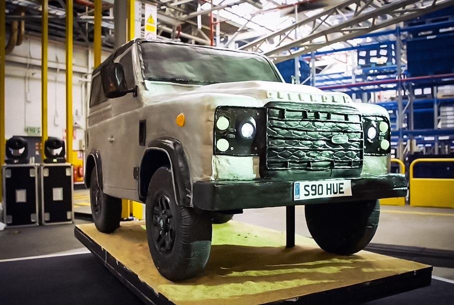 Ikki ming kishini to‘ydirsa bo‘ladigan Land Rover Defender torti (video)
