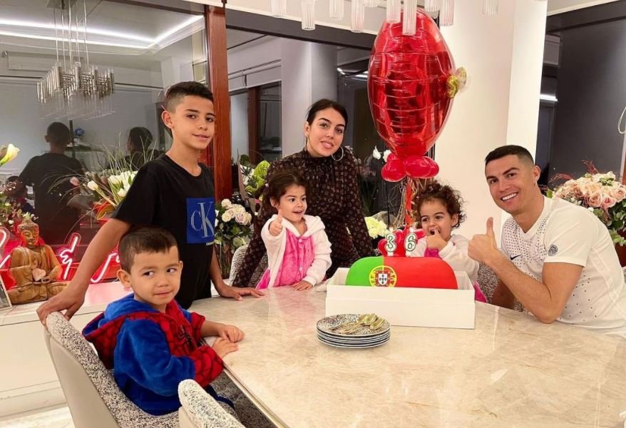 Ronaldu necha yoshiga qadar yuqori darajada futbol namoyish etadi?