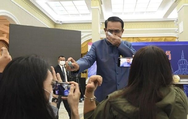 Tailand bosh vaziri “yoqimsiz” savolga javoban jurnalistlarga antiseptik purkadi (video)