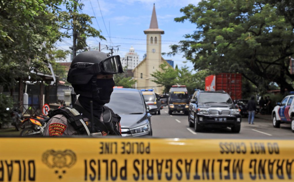 Indoneziyada cherkov yaqinida ikki xudkush o‘zini portlatdi, 14 kishi jabrlandi (video)