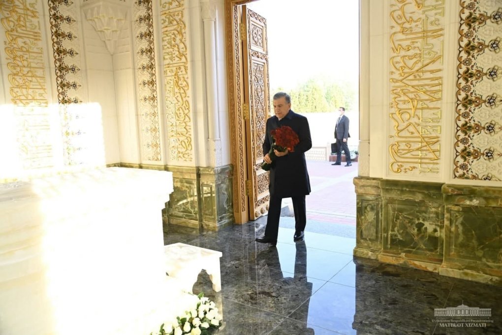 Shavkat Mirziyoyev O‘zbekistonning Birinchi Prezidenti Islom Karimov qabrini ziyorat qildi