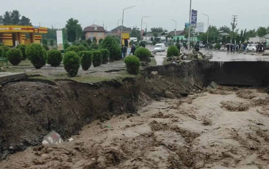 Tojikistonda toshqin oqibatida to‘qqiz kishi halok bo‘ldi (video)