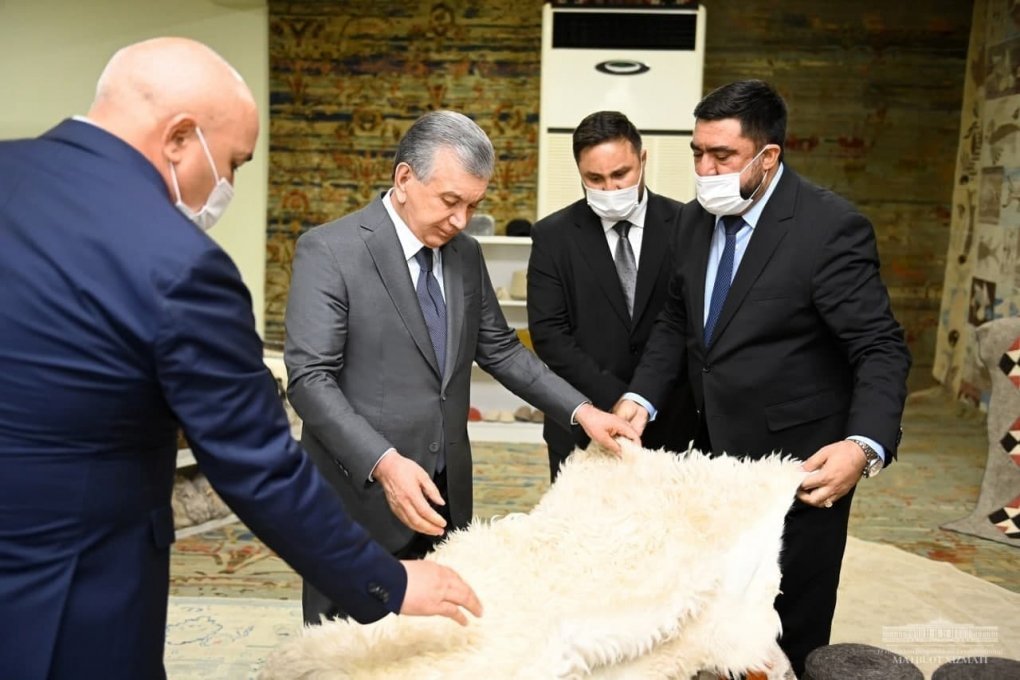 Shavkat Mirziyoyev Termizdagi Afghan bazar carpets korxonasi faoliyati bilan tanishdi