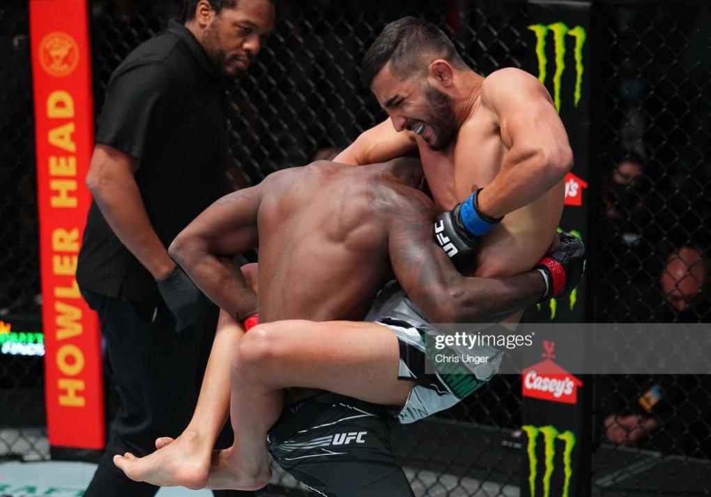 Saidyoqub Qahramonov UFC’dagi debyut jangida muddatidan avval g‘alaba qozondi