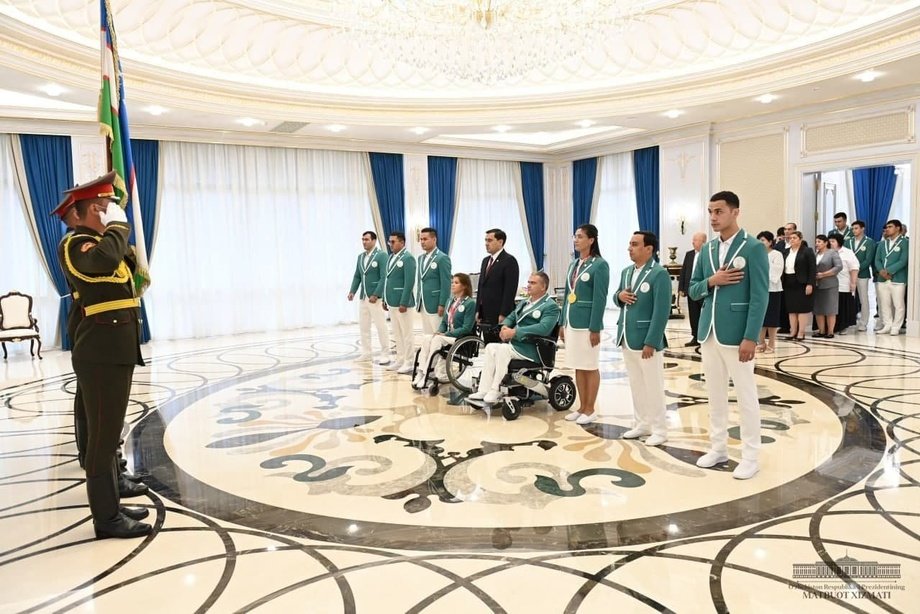 Shavkat Mirziyoyev paralimpiyachilar bilan uchrashuv o‘tkazmoqda