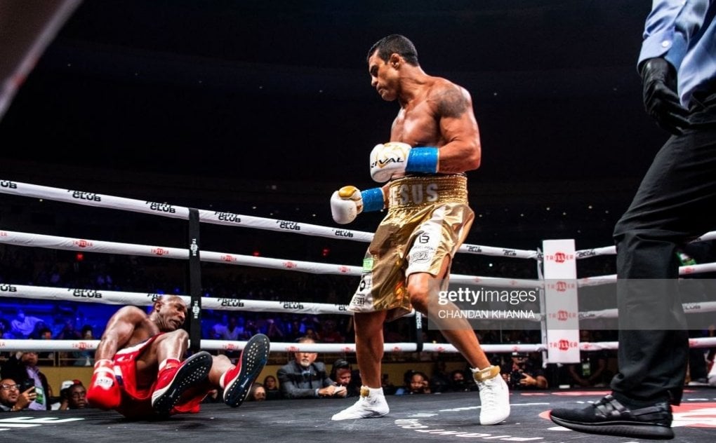 Evander Holifild UFC sobiq chempioniga qarshi jangda 1-raunddayoq nokautga uchradi