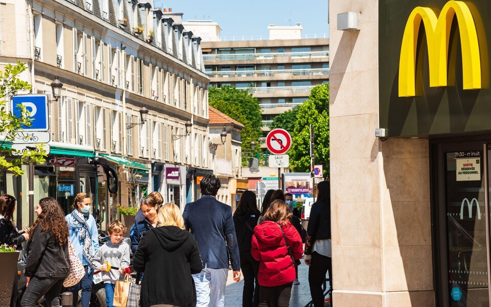 McDonald’s Fransiyada oddiy ichimlik suvining yarim litrini 2,3 yevrodan sotishni boshladi