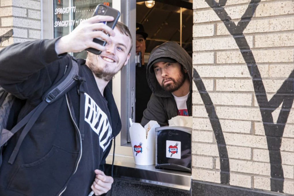 Detroytda restoran ochgan Eminem ilk mehmonlarga shaxsan o‘zi xizmat ko‘rsatdi