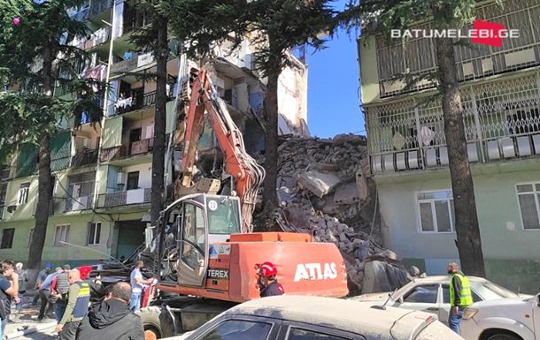 Gruziyaning Batumi shahrida 5 qavatli uy qulab tushdi (foto)