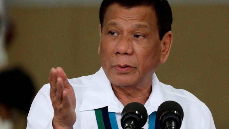 Филиппин президенти вакциналарга қаршиларни уйқуда бўлганларида эмлашни таклиф қилди