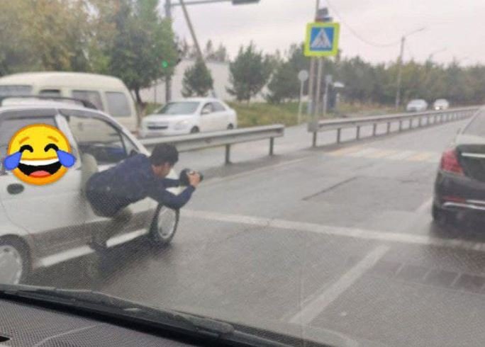 Кун фотоси: Бизни камерачилар олдида «Ўргимчак тасвирчи» дам олади