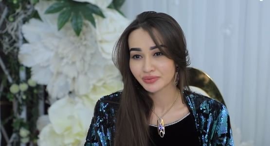 Aziza Niyozmetovaning to‘ng‘ich qizi ukasi va singillari haqida gapirib berdi (video)