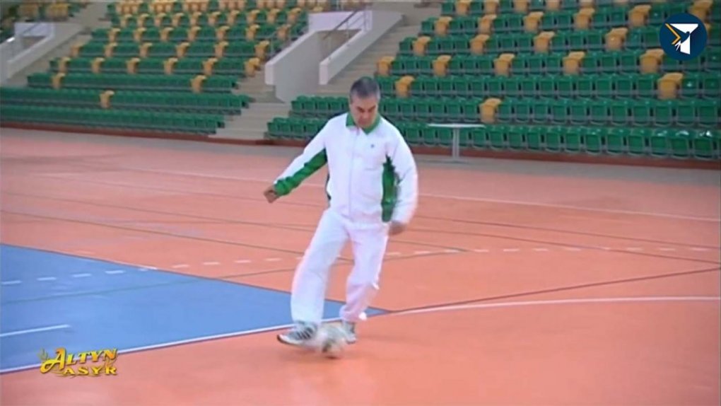 Berdimuhamedov Turkmanboshi shahrida amaldorlar bilan mini-futbol o‘ynadi (video)