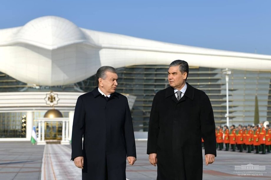 Shavkat Mirziyoyevni Ashxobodda Turkmaniston prezidenti kutib oldi