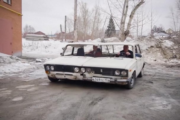 Иккита ВАЗ-2106 моделидан дунёдаги энг кенг “Жигули” ҳосил қилинди (видео)