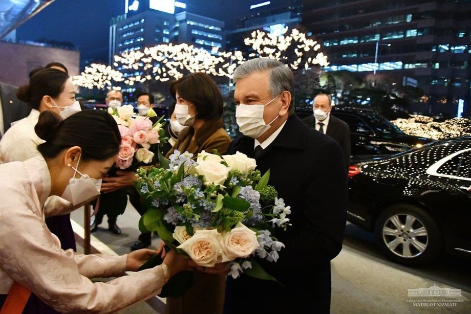 Prezident Koreyada qanday kutib olindi? (foto)