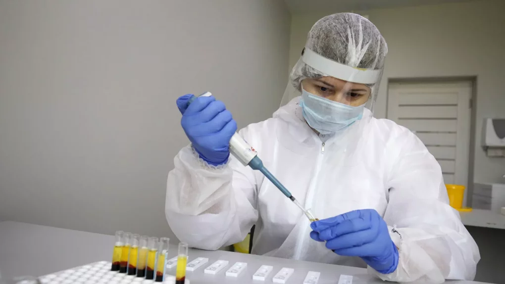 Вирусолог "омикрон"ни табиий вакцина деб атади