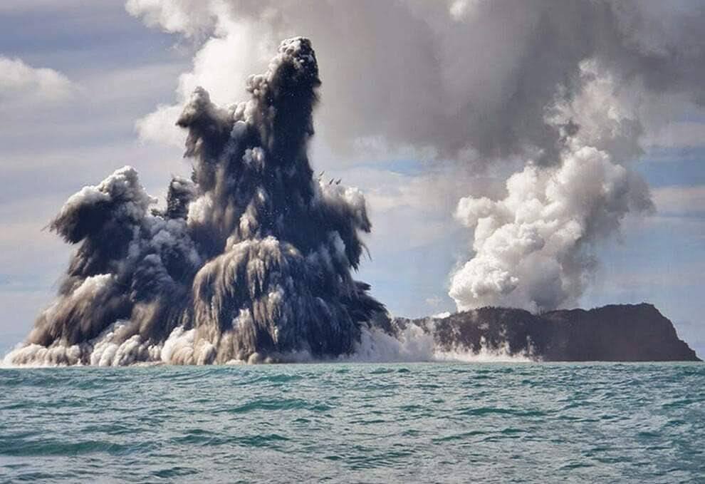 Tinch okeanida suvosti vulqoni otildi. Tonga qiroli saroydan evakuatsiya qilindi