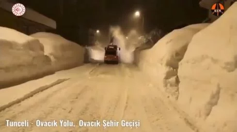 Turkiyadagi qor deyarli besh mingtadan ortiq yo‘lni yopib qo‘ydi (foto)