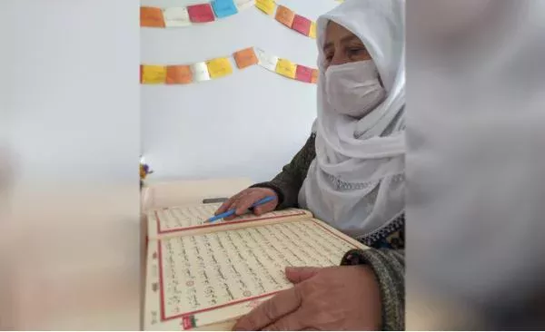 Turkiyada 85 yoshli onaxon Qur’on o‘qishni o‘rgandi