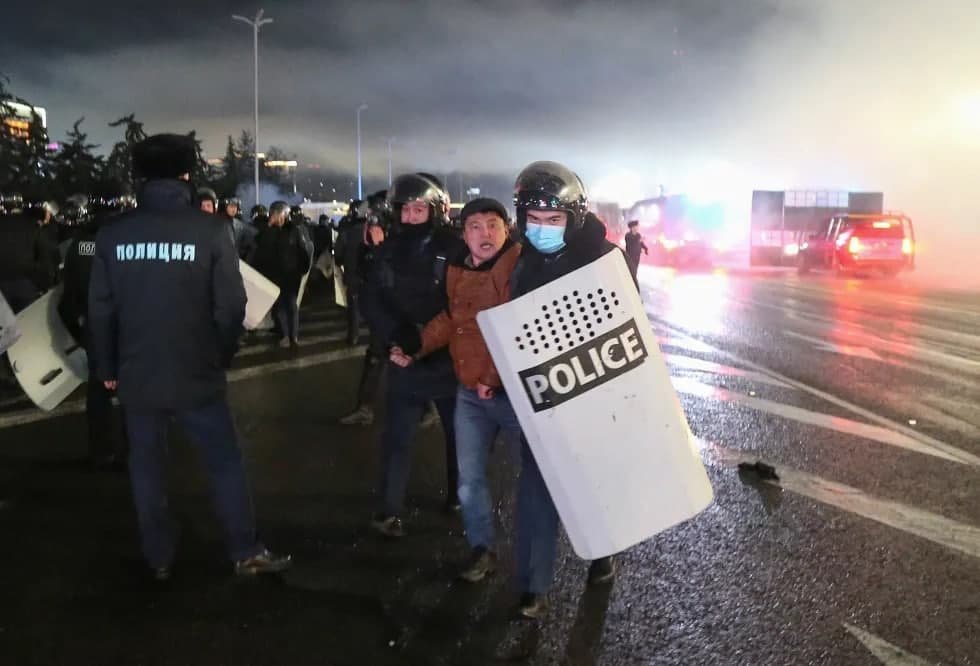 Qozog‘iston bo‘yicha so‘nggi ma’lumotlar: Narxlar pasaytirildi, hukumat iste’foga chiqdi