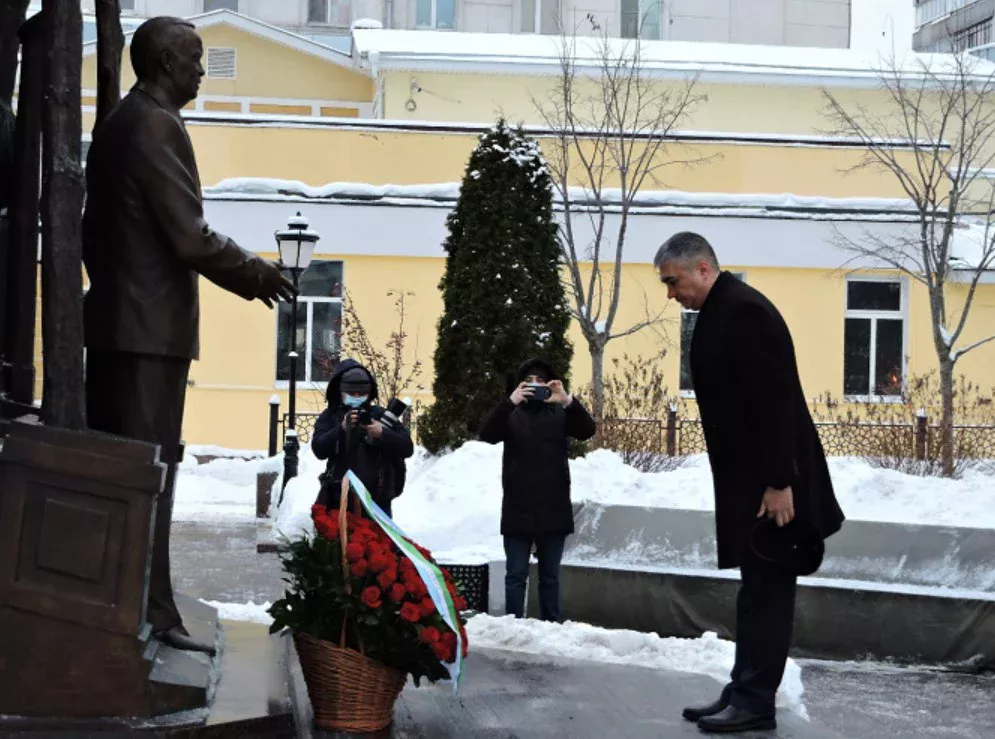 Москвада Ислом Каримовнинг ҳайкали пойига гулчамбар қўйилди