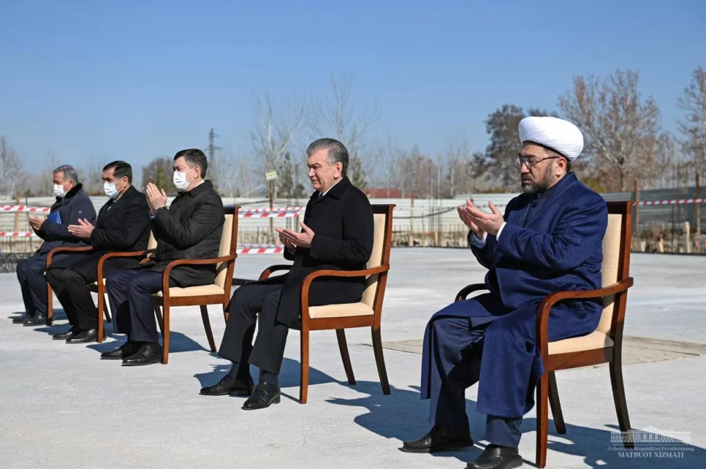 Shavkat Mirziyoyev Imom Buxoriy qabrini ziyorat qildi