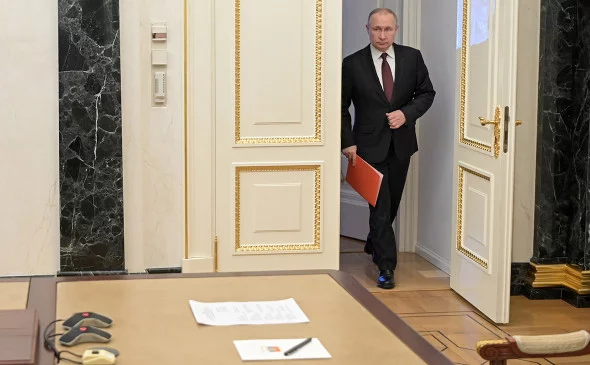 Путин Россияга қарши санкцияларга жавоб ҳаракатлари кўзда тутилган фармонни имзолади